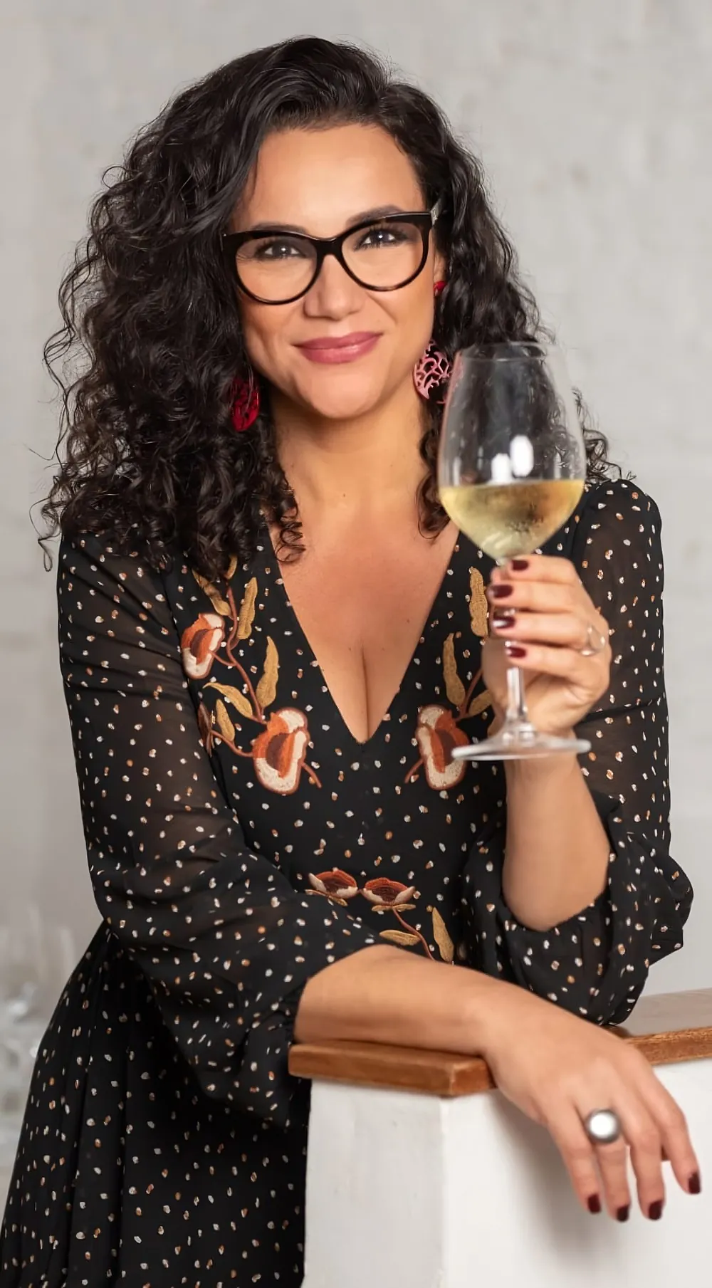Elaine de Oliveira propõe um brinde aos sete anos de 'Boa de Copo' na Marie Claire — Foto: Divulgação