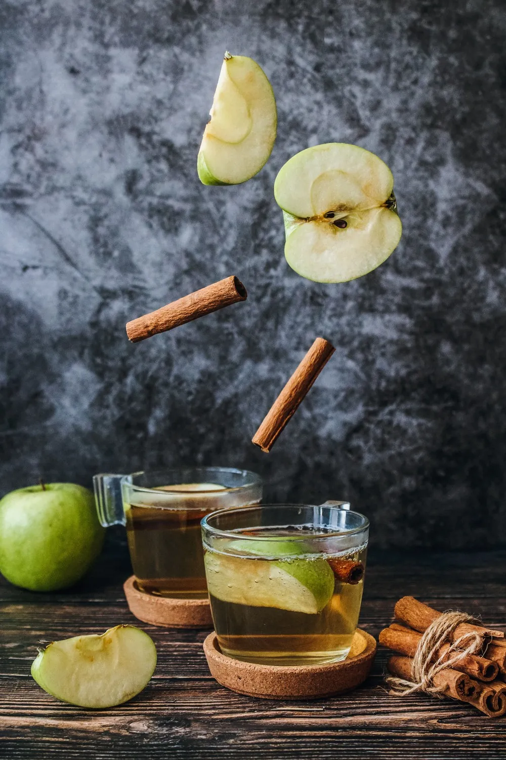Quentinho de vinho branco com maçã verde e canela — Foto: Foto de Tijana Drndarski na Unsplash