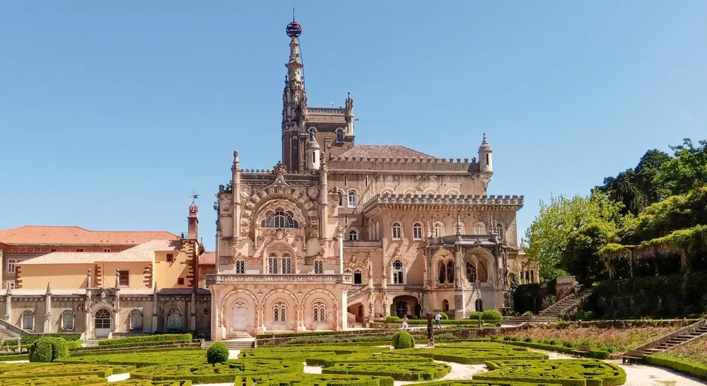 Palácio do Bussaco é um lugar de arquitetura impressionante e também um hotel — Foto: Divulgação