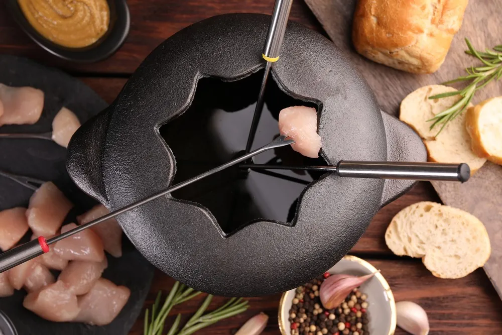Elaine de Oliveira harmoniza fondue de frango com vinho branco ou rosé — Foto: Getty Images