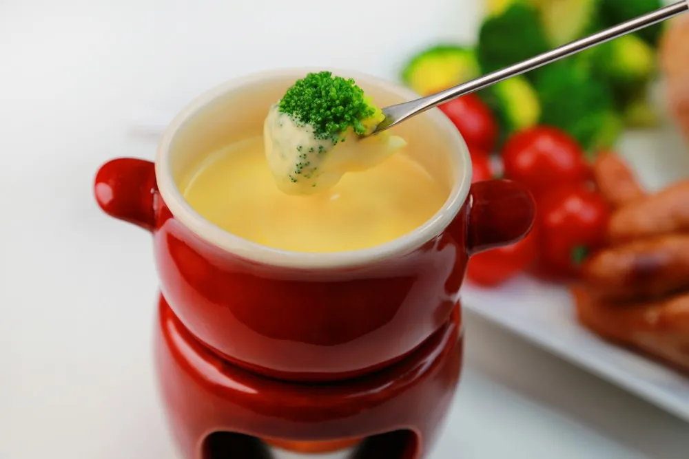 Elaine de Oliveira harmoniza fondue vegano de vegetais e cogumelos com vinho branco com acidez — Foto: Getty Images