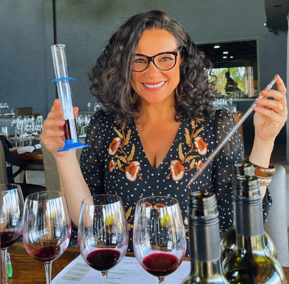 Elaine de Oliveira criando seu próprio vinho — Foto: Acervo pessoal