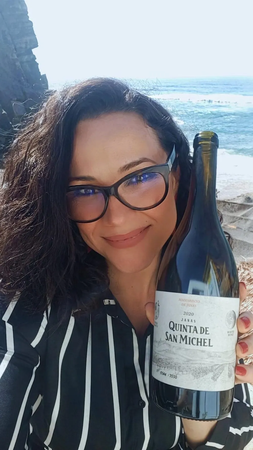 Elaine de Oliveira com o vinho da Quinta San Michel — Foto: Acervo pessoal